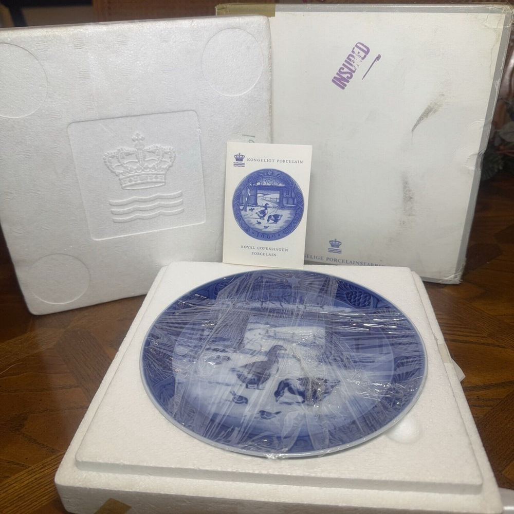 Vtg 1969 Royal Copenhagen ”old farmyard''annual Xmas plate Original Box/brochure